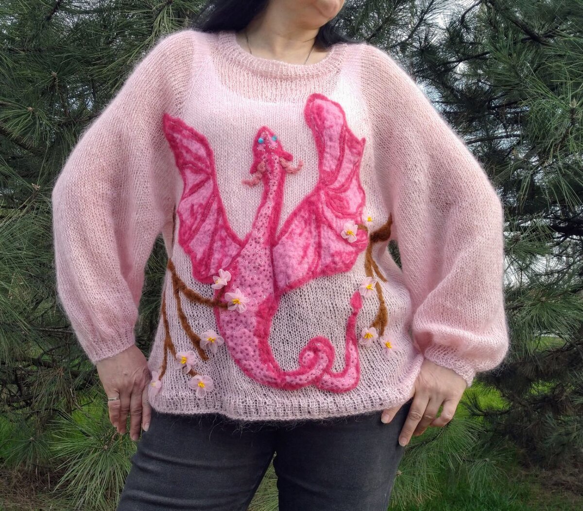 Свитер-паутинка из розового мохера существует в нашей реальности и выглядит вот так. Его сотворила одна замечательная девушка.