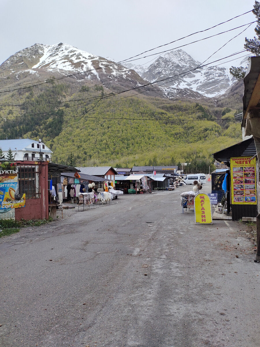 Рыночек у канатной дороги Чегета