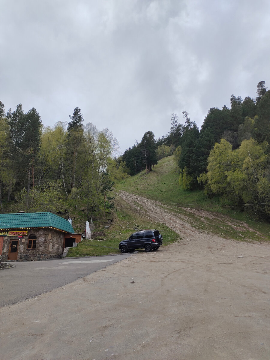 Дорога по которой идти не стоит . Очень крутой подъём .