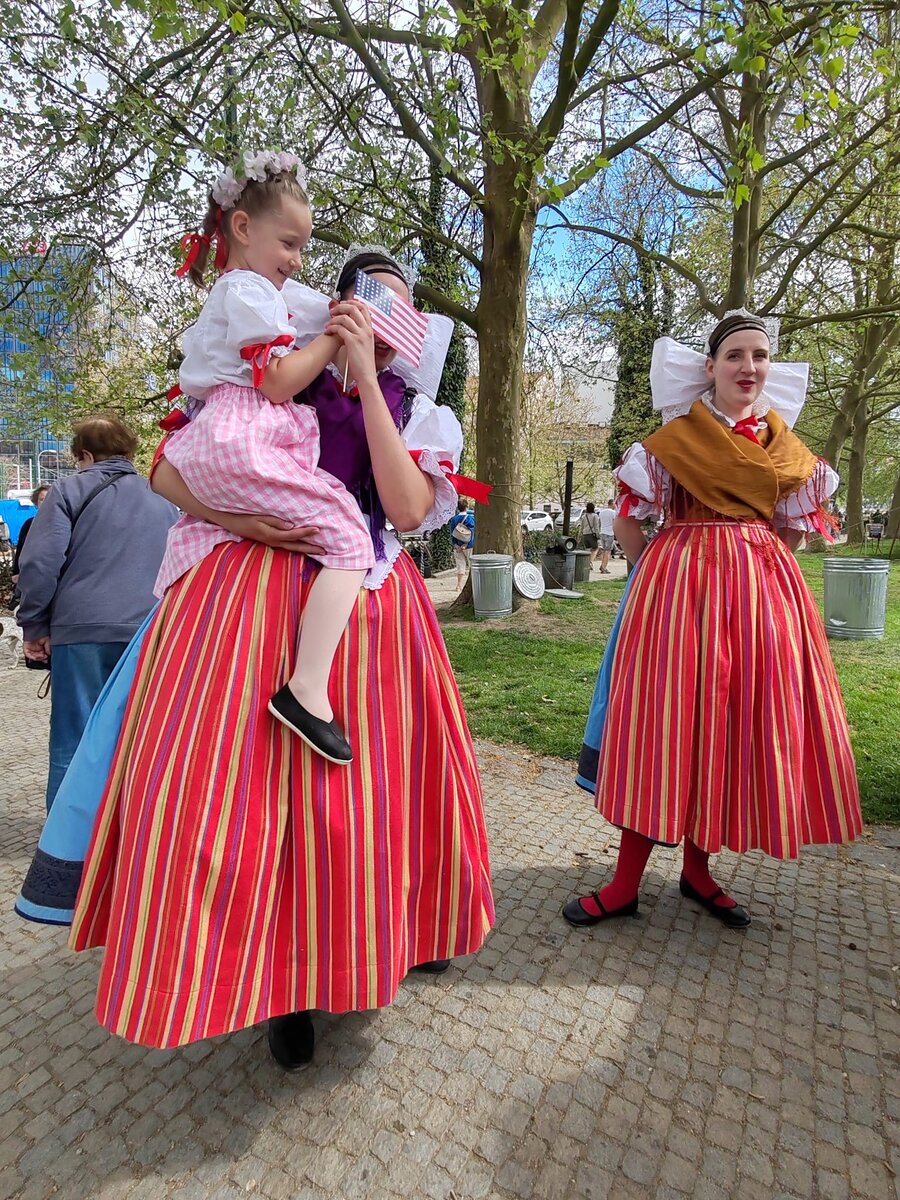 фото из соцсетей: чешки в народных костюмах. А у девочки флаг американский