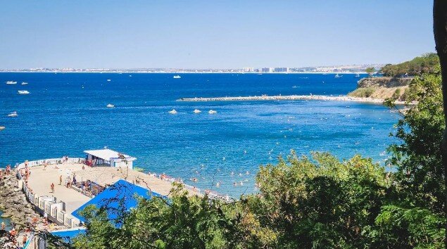 Летний отдых – это время, которое мы ждем с нетерпением. Пляжи, море, горы или просто дача – каждое направление имеет свои особенности и требует особой подготовки. В этом статье мы расскажем, как лучше всего подготовиться к летнему отдыху и на что обратить внимание, чтобы ваш отпуск прошел без лишних забот и хлопот. 
1. Выбор направления и бронирование
Первый шаг – это выбор места отдыха. Решите, где вы хотите провести свой отпуск: на берегу моря, в горах, за границей или в родном городе. После выбора направления важно заранее забронировать билеты и жилье. В летний период спрос на билеты и отели высок, поэтому раннее бронирование поможет вам избежать неприятных сюрпризов и сэкономить деньги.

2. Планирование маршрута и развлечений
Подготовьте план поездки. Определите, какие достопримечательности и мероприятия вы хотите посетить. Заранее покупайте билеты на популярные экскурсии и мероприятия, чтобы избежать очередей и разочарований.

3. Медицинская подготовка
Перед поездкой не забудьте проверить свою аптечку. Летом особенно важно иметь при себе средства от солнечных ожогов, укусов насекомых, а также лекарства первой необходимости. Если вы планируете отдых за границей, уточните необходимость прививок и проверьте условия медицинского страхования.

4. Подготовка гардероба
Летняя одежда должна быть легкой и удобной. Не забудьте головные уборы, солнцезащитные очки и купальные принадлежности. Если вы планируете активный отдых, позаботьтесь о спортивной одежде и обуви.

5. Защита от солнца
Солнцезащитный крем – обязательный элемент вашего летнего багажа. Выбирайте крем с высоким SPF, чтобы надежно защитить кожу от ультрафиолетовых лучей. Наносите крем каждые два часа, особенно после купания.

6. Гидратация и питание
Летом наш организм нуждается в большем количестве воды. Не забывайте пить много жидкости, особенно если вы активно отдыхаете на солнце. Легкие и свежие продукты, такие как фрукты и овощи, помогут вам поддерживать энергию и чувствовать себя отлично.

7. Организация поездки с детьми
Если вы планируете отдых с детьми, продумайте все детали заранее. Возьмите с собой игрушки и развлечения для ребенка, а также учтите его режим сна и питания. Заблаговременно подготовьте все документы, необходимые для путешествия с детьми.

8. Особенности отдыха в условиях пандемии
Не забывайте, что пандемия COVID-19 все еще влияет на наш отдых. Проверьте актуальные ограничения и требования в месте вашего пребывания. Возьмите с собой маски, антисептики и соблюдайте социальную дистанцию. Путешествуя за границу, уточните требования по тестам и вакцинации.

9. Подготовка автомобиля
Если вы планируете автомобильное путешествие, проверьте техническое состояние автомобиля. Убедитесь, что у вас есть все необходимые документы, страховка и средства для экстренных ситуаций. Подготовьте маршрут и учтите время на отдых в пути.

10. Оставление дома
Перед отъездом проверьте все ли у вас в порядке дома: выключены ли электроприборы, закрыты ли окна и двери. Попросите соседей присмотреть за вашим жильем, чтобы избежать неприятных ситуаций.

Летний отдых – это отличная возможность отдохнуть и набраться сил. Хорошая подготовка поможет вам провести отпуск без стресса и получить максимум удовольствия. Наслаждайтесь каждым моментом и позаботьтесь о своем здоровье и безопасности!





