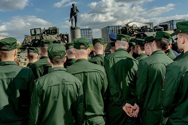    Группа военных курсантов на экскурсии. Среди экскурсоводов также много курсантов, направленных в военные училища после участия в СВО.. Фото: Арсений Несходимов