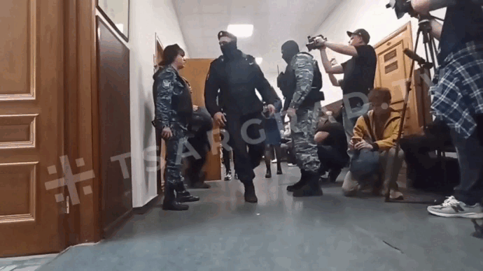 Так террористов доставляли. И уводили обратно. Только силовым путём. 