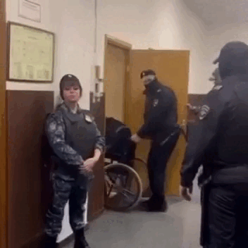 Голову террорист опустил вовсе не из-за ранения. Никто из бандитов глаза лишний раз старался не поднимать, 