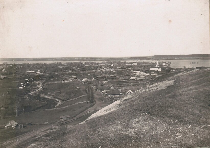 Вид на Малмыж и р. Вятка с Болтушиной горы, весна 1926г.,фото Д.А.Логинова. Ист. на сайте «Родная Вятка»: https://rodnaya-vyatka.ru/blog/5751/130481 https://rodnaya-vyatka.ru/blog/5751/130481