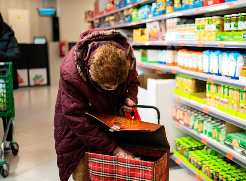  Практически каждый день люди покупают в магазинах продукты, но при этом мало кто обращает внимание на ситуации, когда покупатель по закону имеет право на получение денежной компенсации.