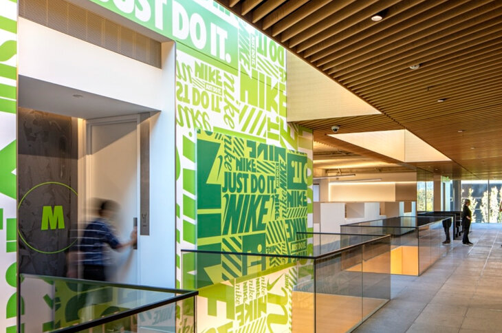 Оформление стены корпоративной айдентикой, слоганами и логотипами