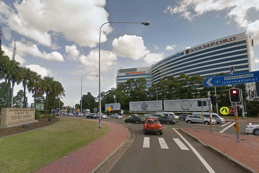 У аэропорта. Мы шли по этой красной дорожке, а потом - по пешеходному переходу. Скан с Гугл-мэпс.