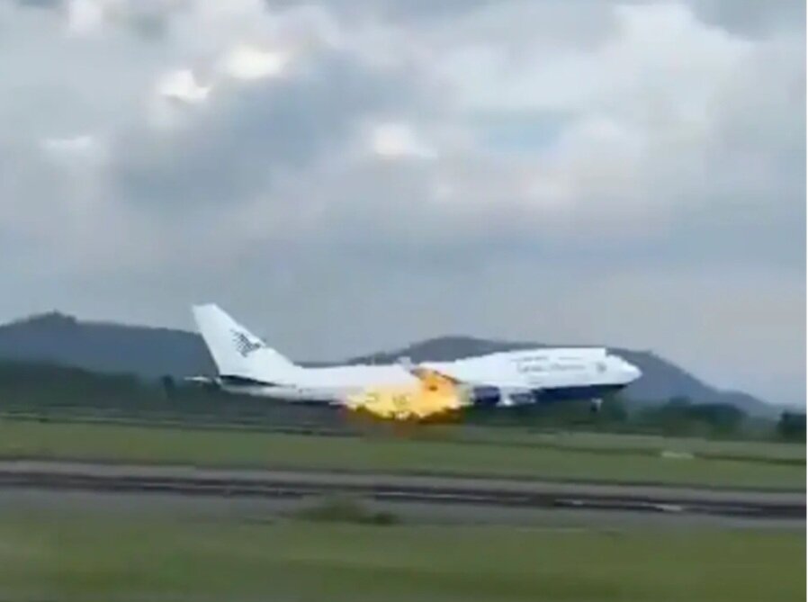 Боинг 747-400 загорелся, когда его колеса отрывались от взлетно-посадочной полосы.