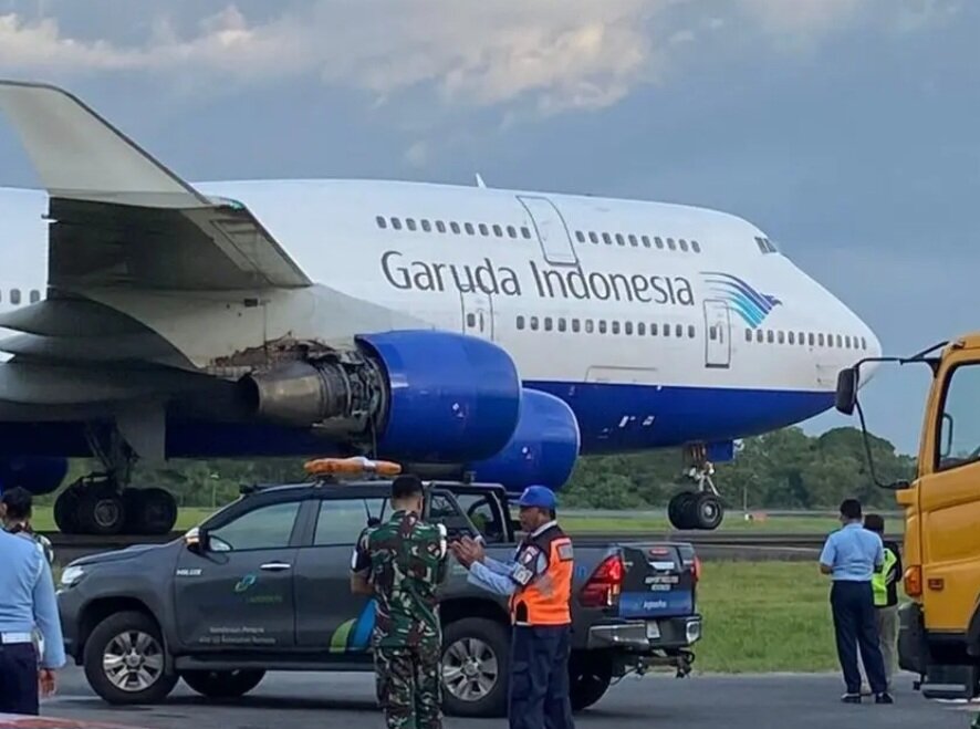 Обгоревший двигатель Боинг 747-400.