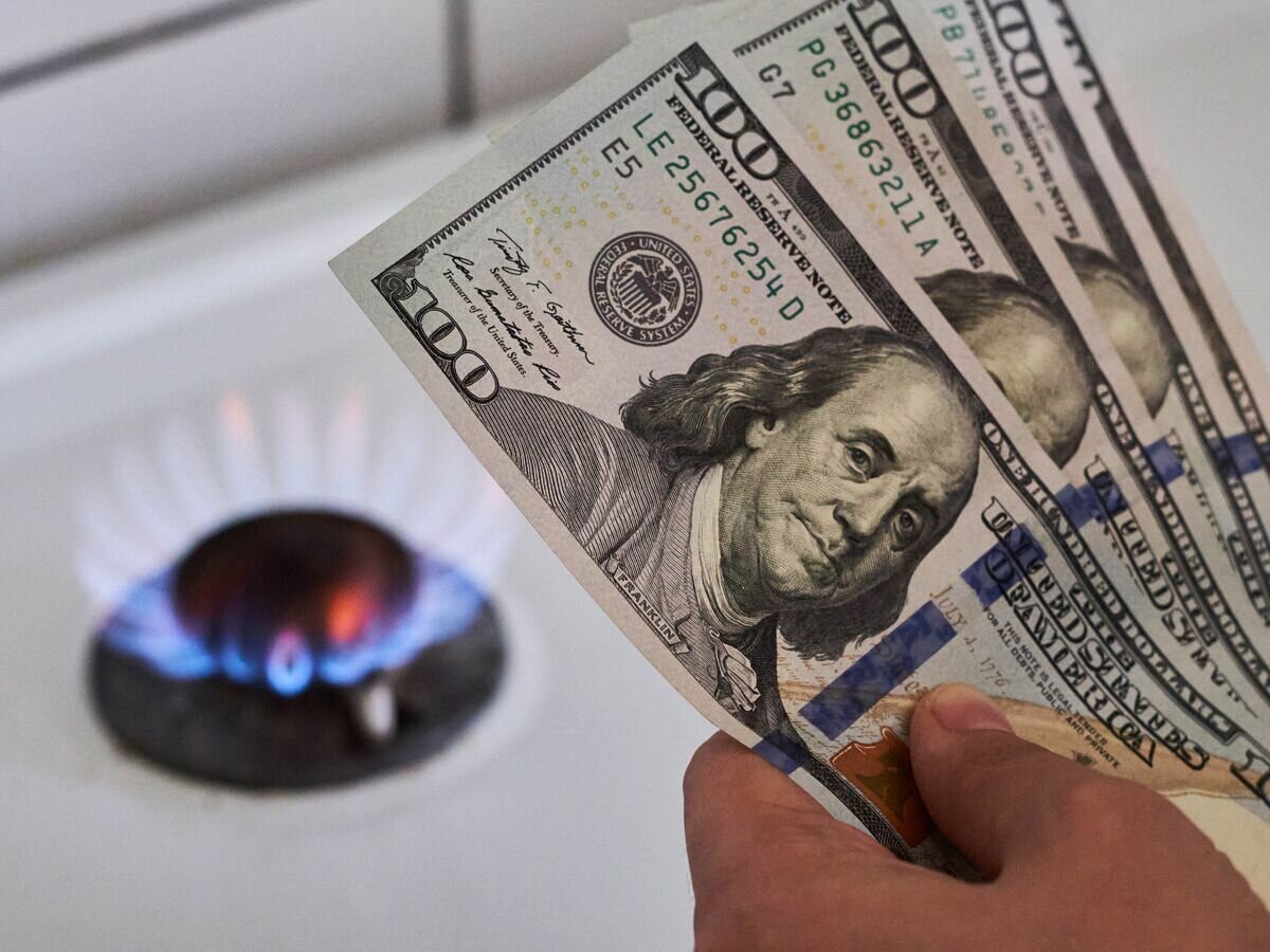    Доллары, газ© CC BY 2.0 / Marco Verch Professional Photographer