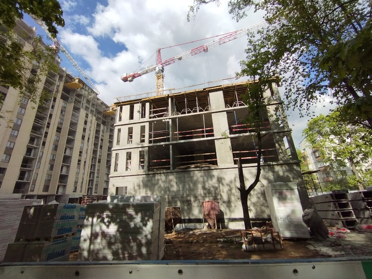 Строительство новых домов по реновации на улице Маршала Чуйкова, 9. Фото автора
