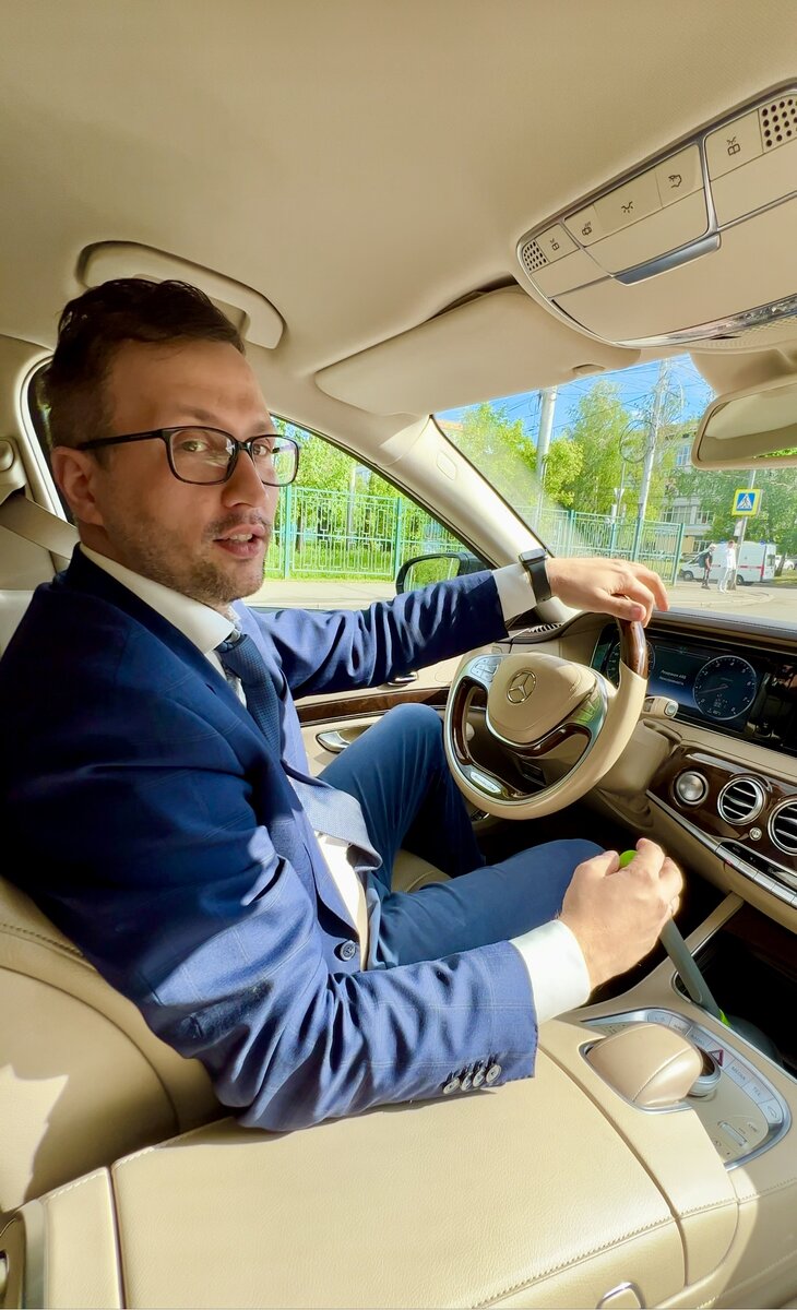 Иван Иванович едет к маме, чтобы совершить древний ритуал волшебной обнимки.
По дороге домой, его озаряет, как найти незнакомку.
Совместно с Женечкиным они приступают к активному поиску незнакомки.