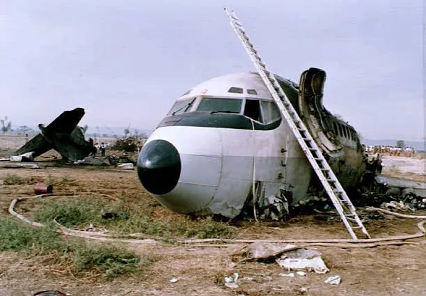 Обломки рейса 491 Индийских авиалиний лежат в поле в трех километрах от аэропорта Аурангабад. (AFP) 