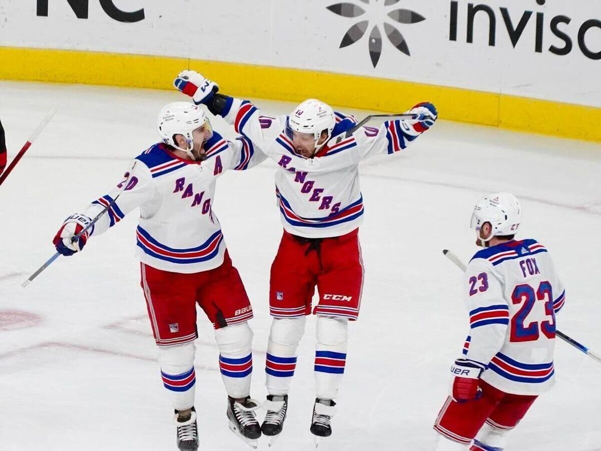    Хоккеист "Нью-Йорк Рейнджерс" Артемий Панарин (по центру) празднует гол© Фото : Социальные сети "Нью-Йорк Рейнджерс"