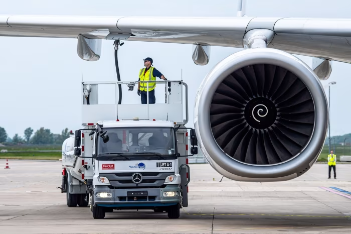 Airbus заправляется SAF. Многие авиационные компании стремятся к "полному нулю" к 2050 году. Фото: Sina Schuldt/dpa/Alamy Live News