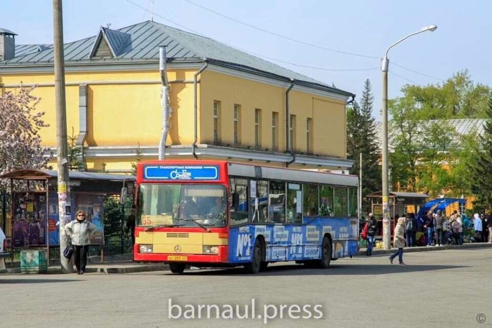    Автобус на площади Спартака. Источник: Михаил Полубедов, "Вечерний Барнаул"