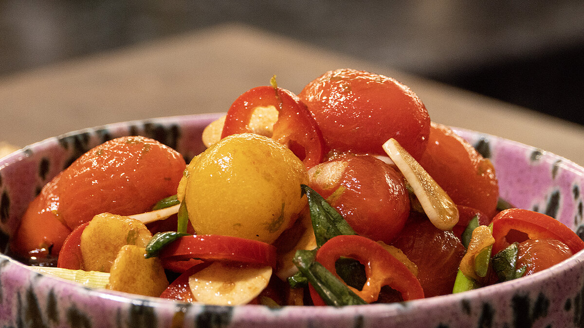 Интересный способ замариновать томаты за 15 минут.  Делается всё просто - получается очень вкусно!