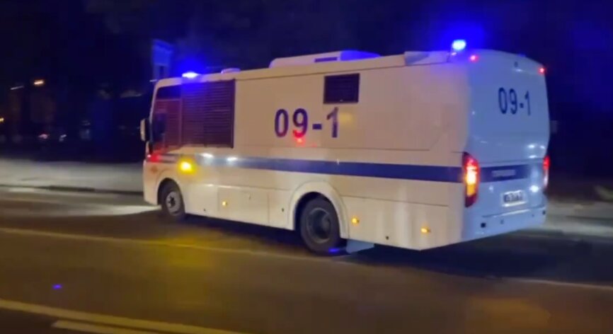 Автобус, выехавший с территории ОМВД.