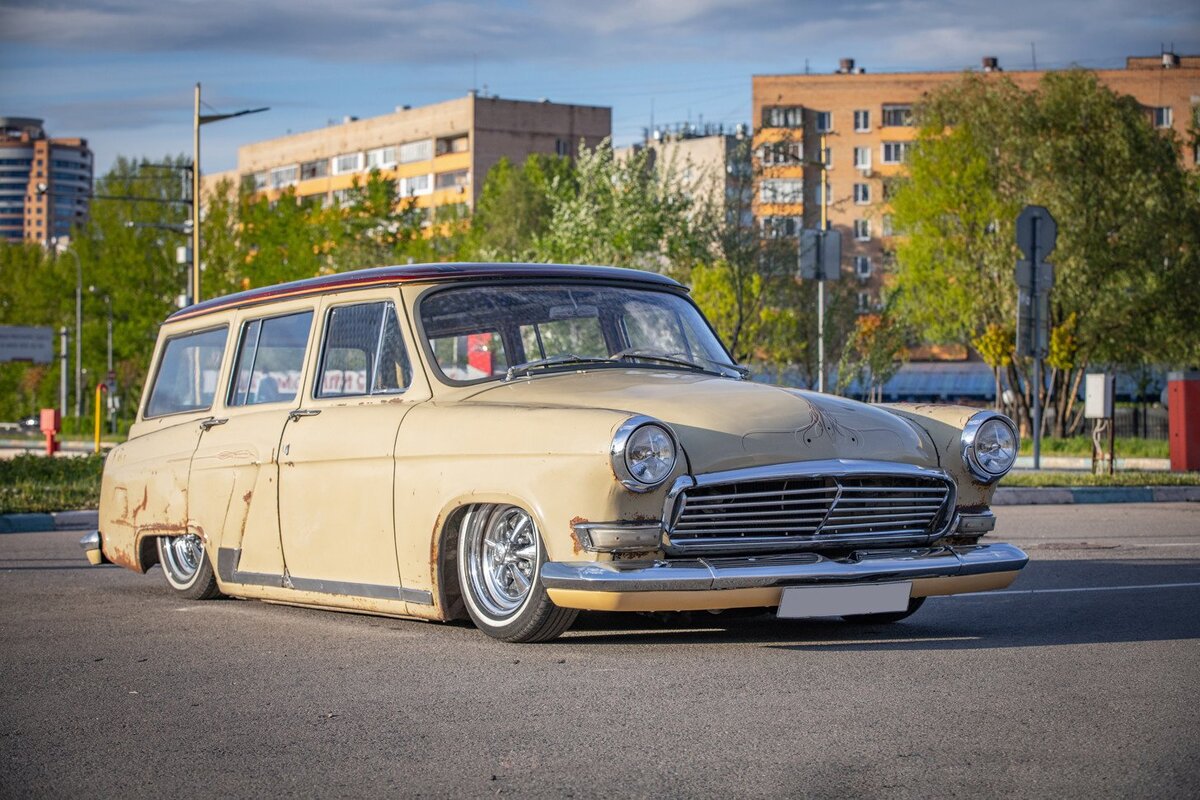    ГАЗ-22 1969 года выпуска: такие «Волги» служили в скорой помощи, такси, пожарной охране, а также были эскортом для парковки самолетов в аэропортах. Сейчас увидеть 22-ю «Волгу» на дороге практически невозможно. Большинство этих машин было безжалостно отправлено на свалку или в утиль, а часть забыта в деревенских огородах.