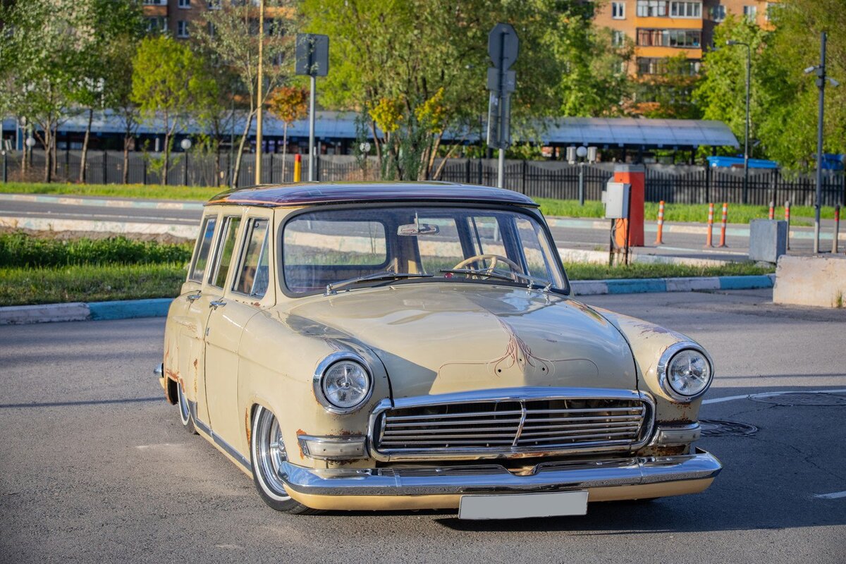    «Мне очень нравится стремительный дизайн кузова ГАЗ-21, но еще больше нравится форма универсала ГАЗ-22. В 2014-м мне наконец-то подвернулась неплохая 22-я, состояние машины оказалось очень хорошее для исходника. Несмотря на поверхностную ржавчину, гнили почти нет. Мне нравится визуально состояние кузова, так что пока он остается таким».