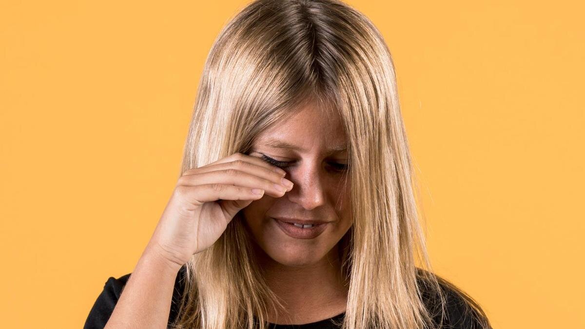    Девушка касается глаза:Freepik