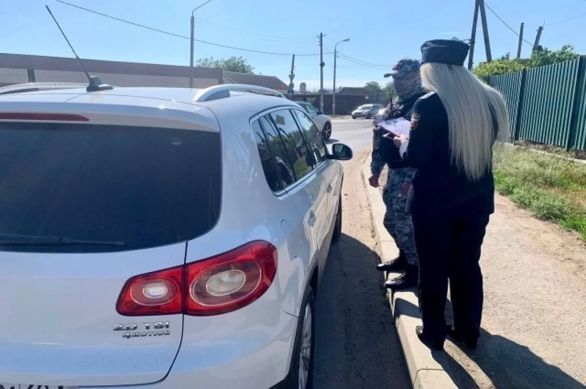    Экс-директор УК в Астрахани лишилась автомобиля прямо на дороге