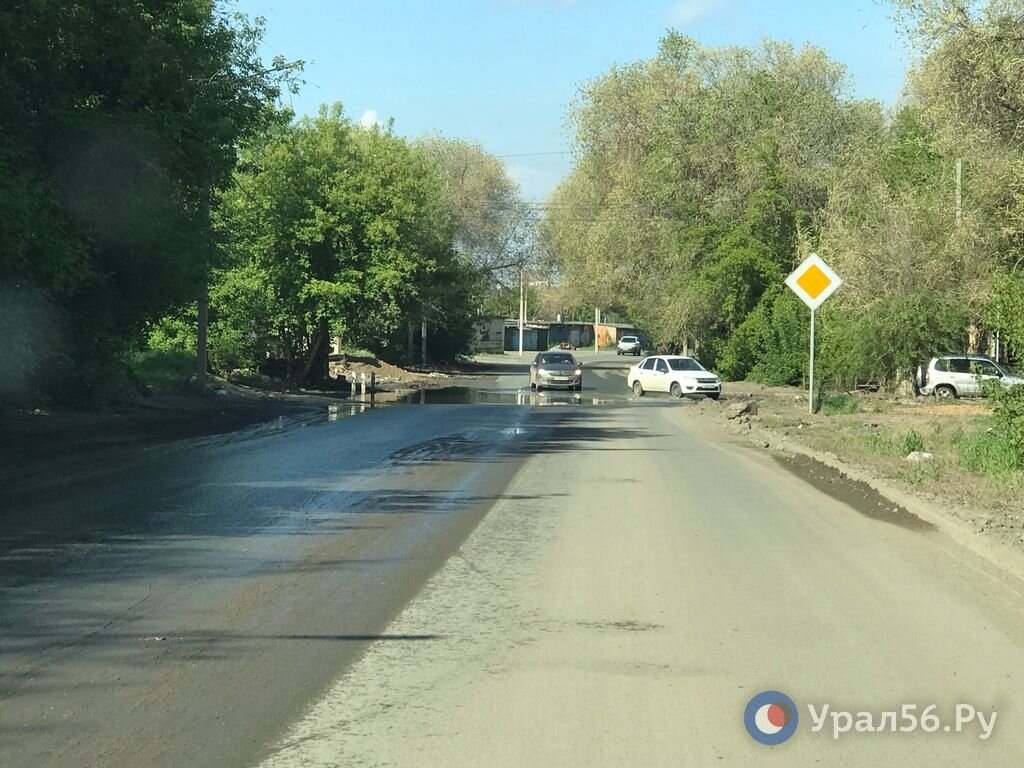    Улицы 2-го участка Орска уже несколько недель стоят в воде. Теперь не паводковой, а канализационной