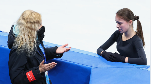 Александра Трусова имеет за карьеру единственный взрослый топ-титул – чемпионки России 2022 года, да и то за счет дисквалификации Валиевой, непобедимой тогда.-2