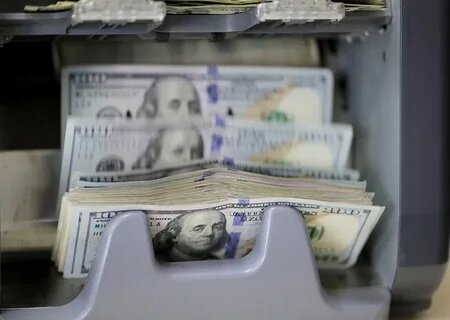    Украинские эмигранты резко сократили свои денежные переводы на Украину