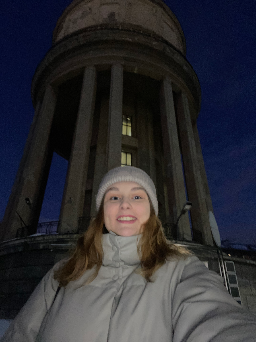 Я и водонапорная башня (сейчас культурный центр) в Новосибирске