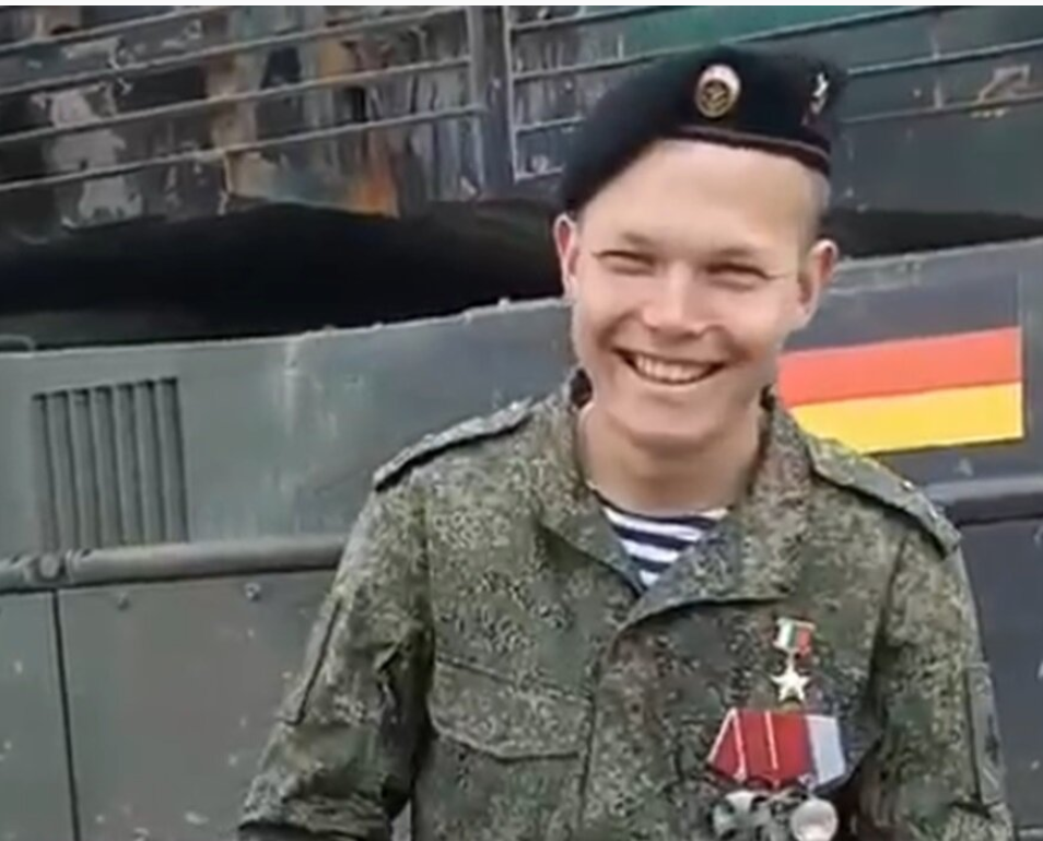 "Писарем был", - говорит. А потом в столовую перевели... , - начинает рассказ наш Герой, где фото - скрин