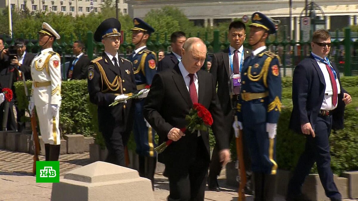 [ Смотреть видео на сайте НТВ ] Второй день государственного визита Владимира Путина в КНР начался с возложения цветов к памятнику советским воинам, погибшим в боях за освобождение Китая.