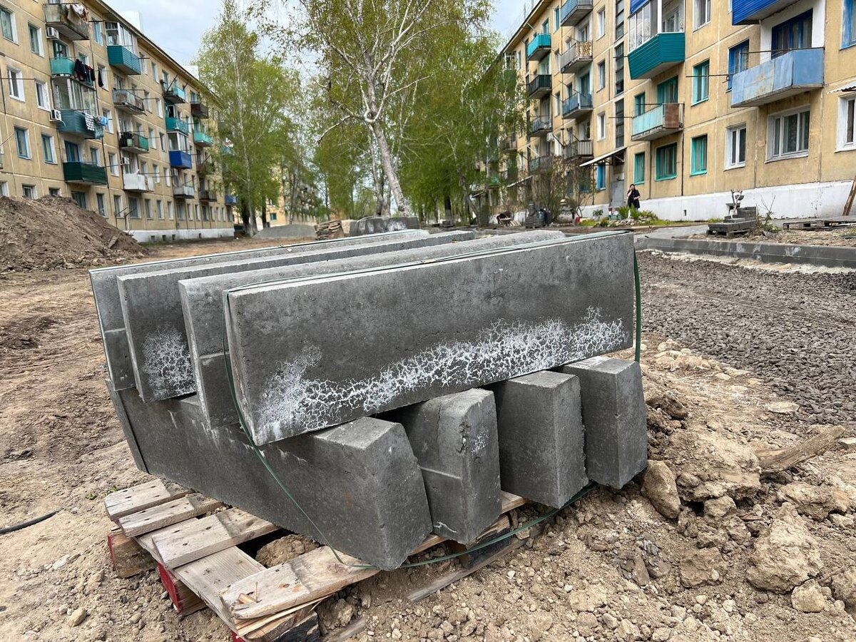 В АВТОБАТЕ БЕЛОГОРСКА БЛАГОУСТРАИВАЮТ ТЕРРИТОРИЮ МНОГОКВАРТИРНЫХ ДОМОВ |  Белогорск.рф | Дзен