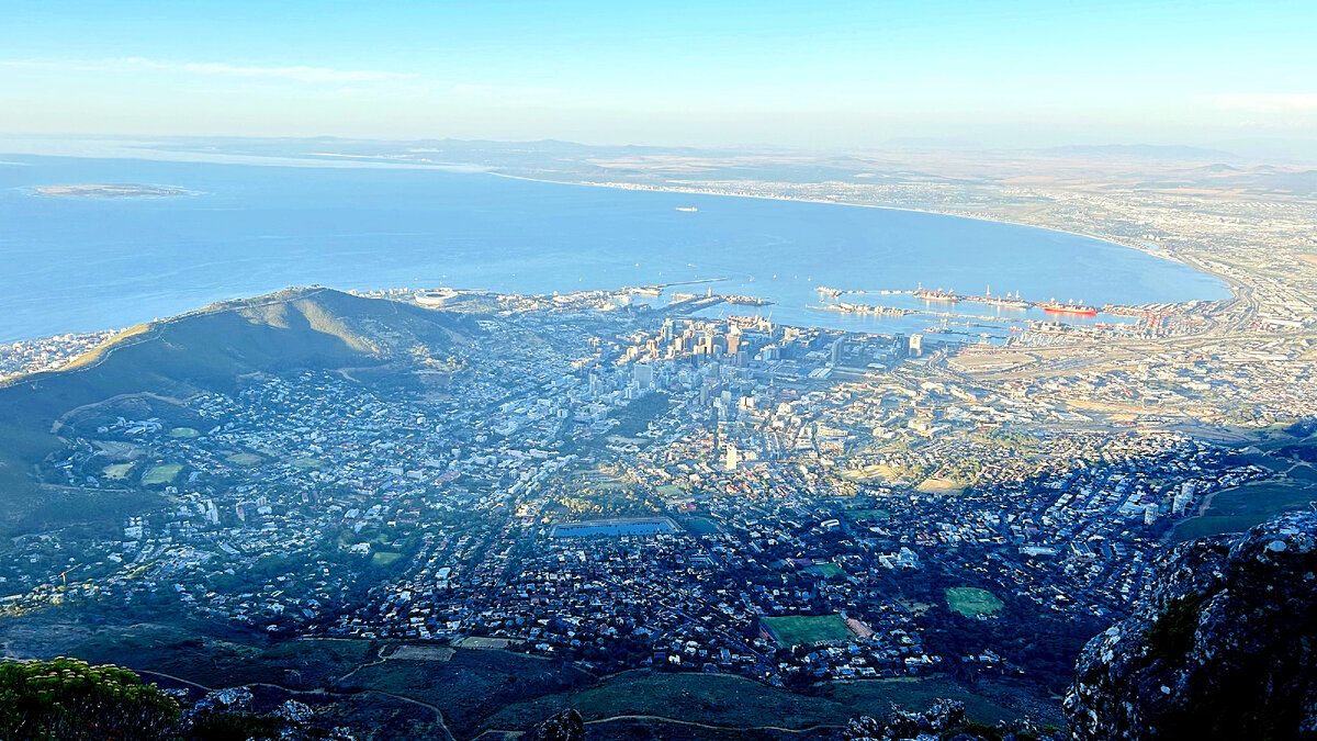Вид на Кейптаун со столовой горы. ЮАР, 2024. Фото автора.