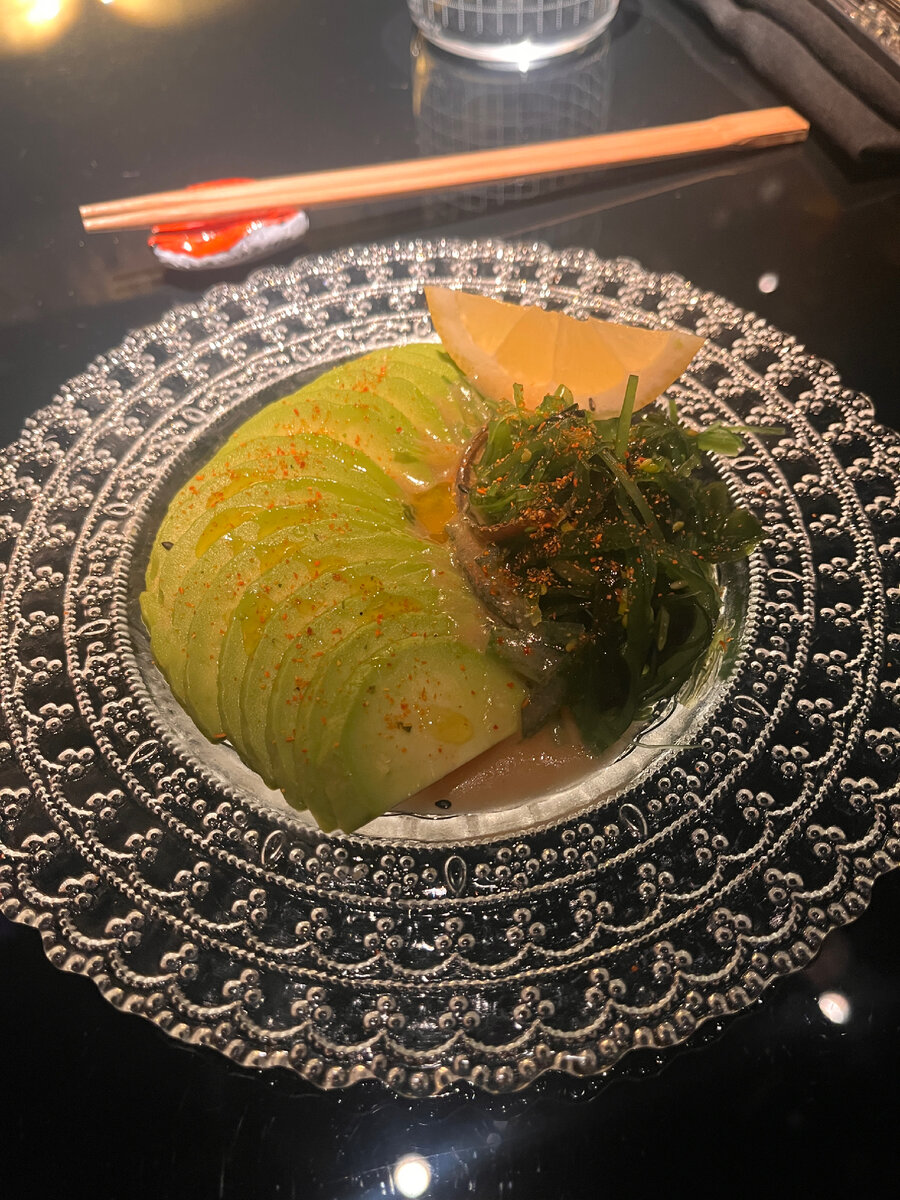 салат из морской капусты и авокадо