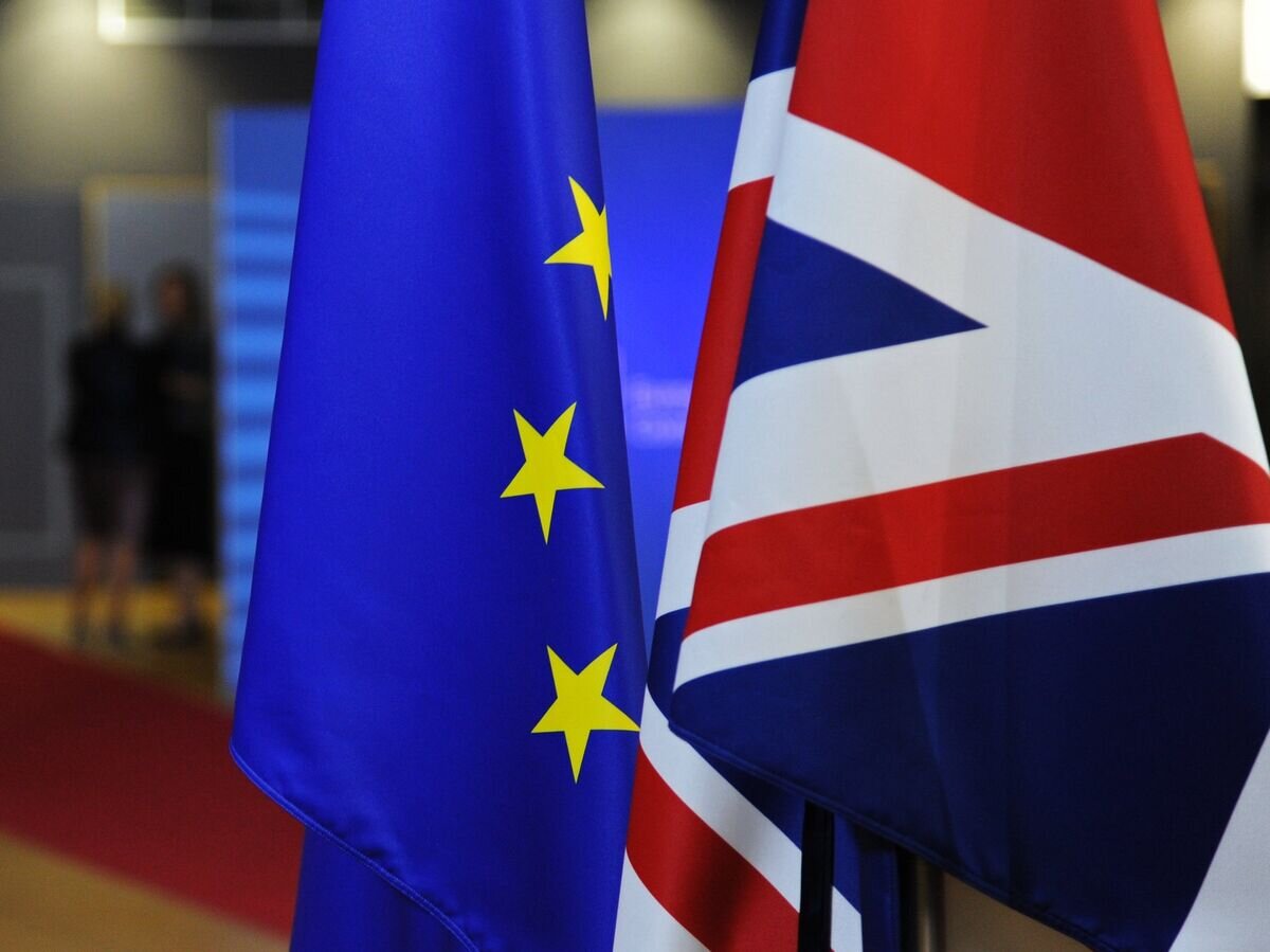    " Флаги Европейского союза и Великобритании перед началом саммита ЕС в Брюсселе© РИА Новости . Алексей Витвицкий