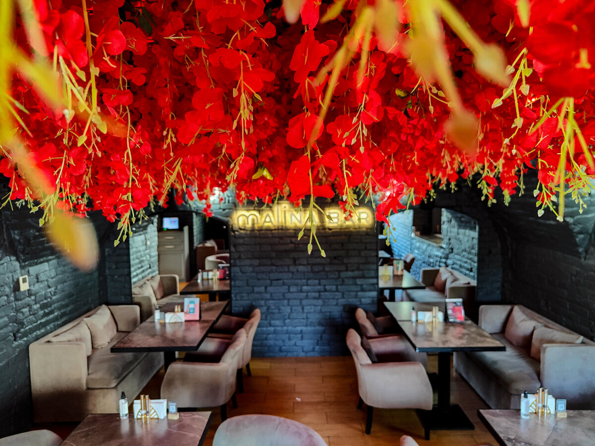 Акцентные красные цветочные декорации — вполне себе полноценная фотозона