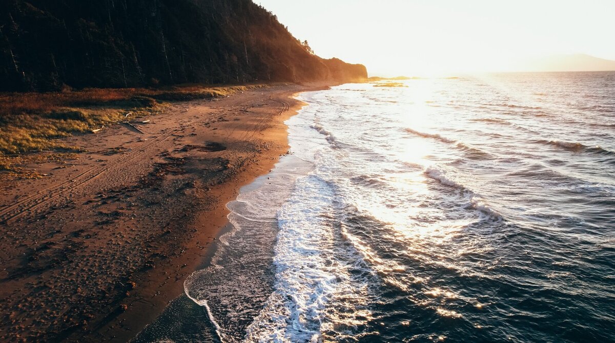 Чёрный песок на пляжах получается из лавы, которой несколько тысяч лет. Фото: Kunashir Resort