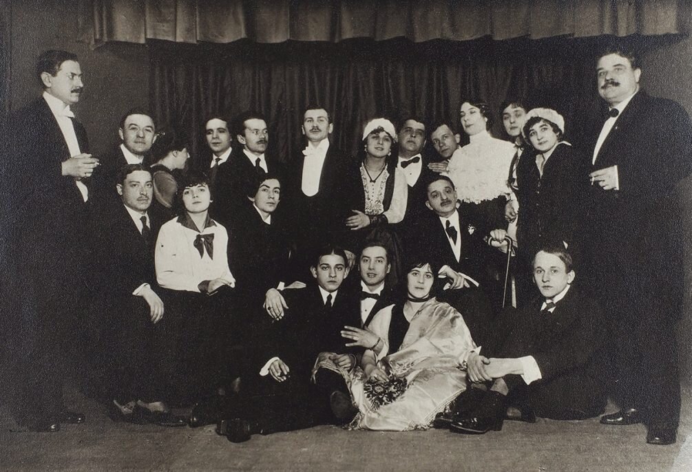 Вертинский (сидит на полу справа) среди актеров театра "Летучая мышь", 1916
