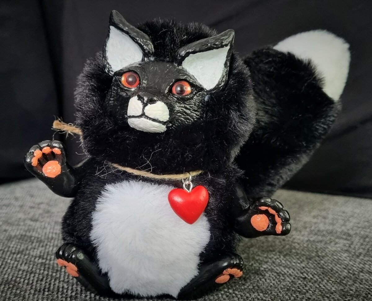 Игрушка в смешанной технике черный лис