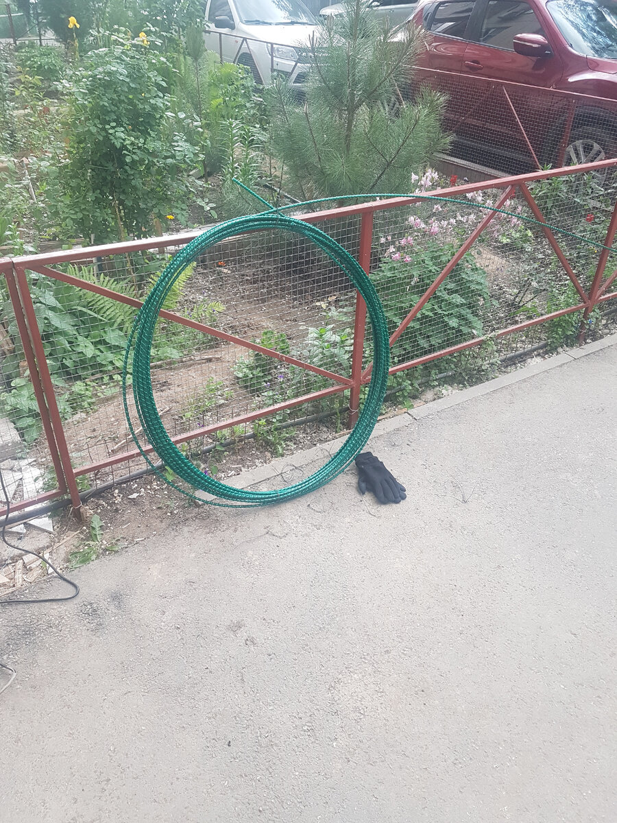 Работаем обязательно в перчатках, хотя бы на моменте размотки, но лучше и в дальнейшем, т.к. при не аккуратных движениях будут занозы которые потом прийдется удалять.