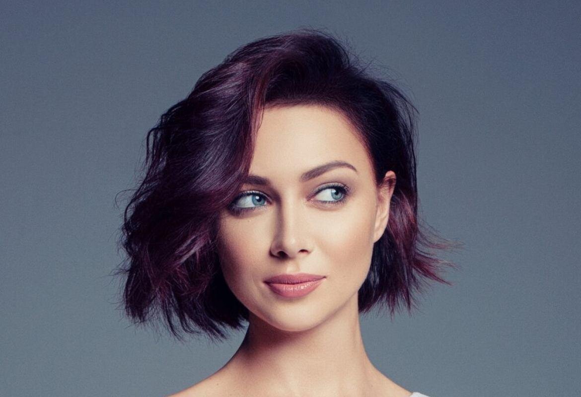 35-летняя Настасья Самбурская много времени уделяет спорту. Также актриса придерживается правильного питания. Своей фигурой звезда «Универа» обожает хвастаться в своем блоге.