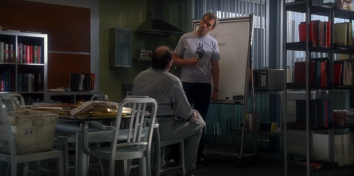 Кадр из 1 серии 4 сезона сериала "Доктор Хаус". Гениальный диагност и мизантроп, оставшись без команды интернов, предпочитает выслушать мнение уборщика, чтобы было с чем не согласиться