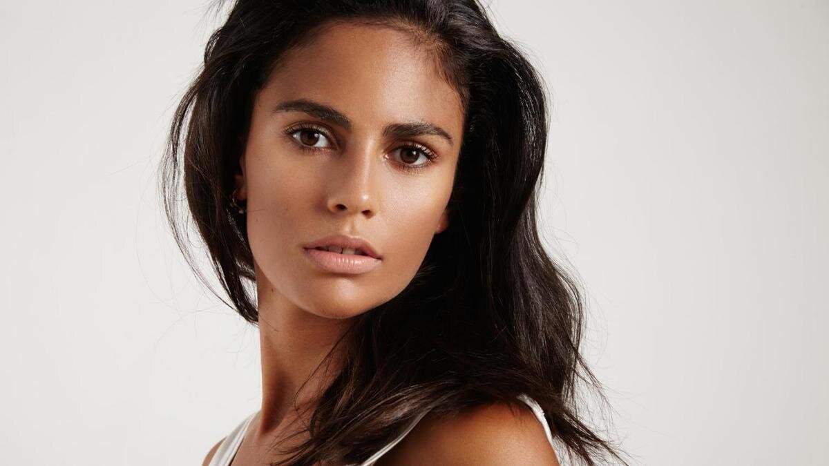    Красивая девушка со смуглой кожей и темными волосами:Freepik/Anastasia Kazakova