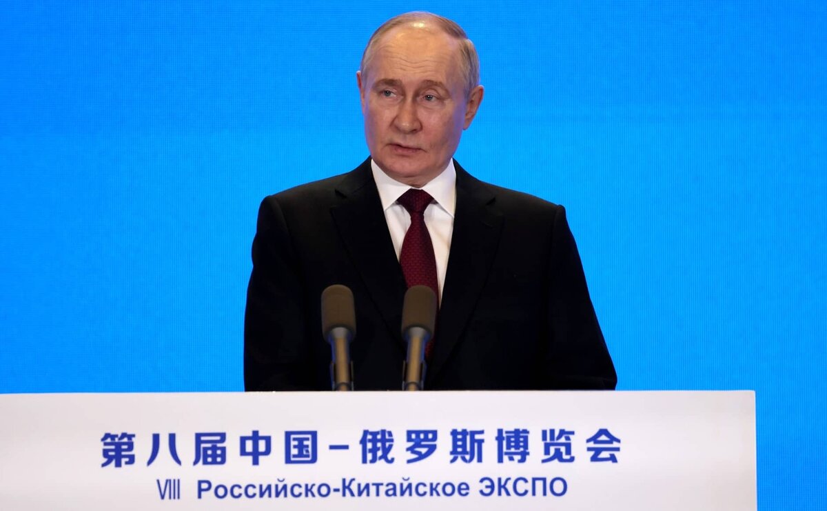 Фото: с сайта Кремля (http://static.kremlin.ru/media/events/photos/big2x/Khc968HtzIx36drdPgVE4ICZM3t4CAAn.jpg)
