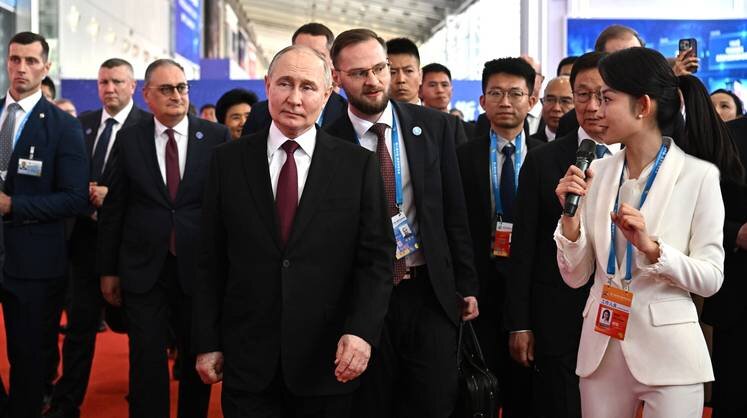    kremlin.ru/Сергей Бобылёв, ТАСС Владимир Путин осмотрел выставочные стенды, представленные на российско-китайском ЭКСПО.
