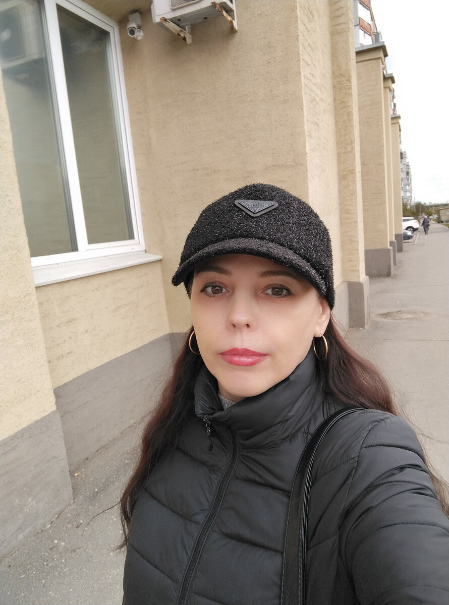 Около офиса банка. Мне 49 лет и я решила стать свободной от кредитных обязательств. Когда-нибудь  на моём канале выйдет статья: "Кредиты были, но мы расстались"