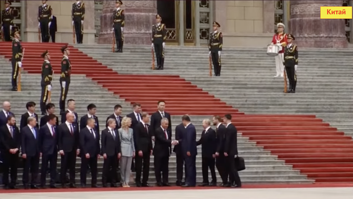 - российские силовые министры приветствуют лидера Си -