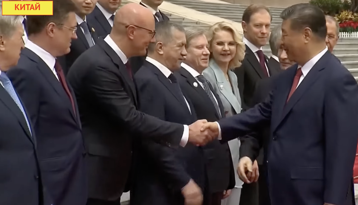 - российские силовые министры приветствуют лидера Си - 